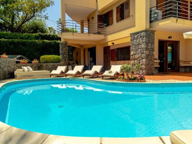 Villa in vendita ad Aci Sant'Antonio