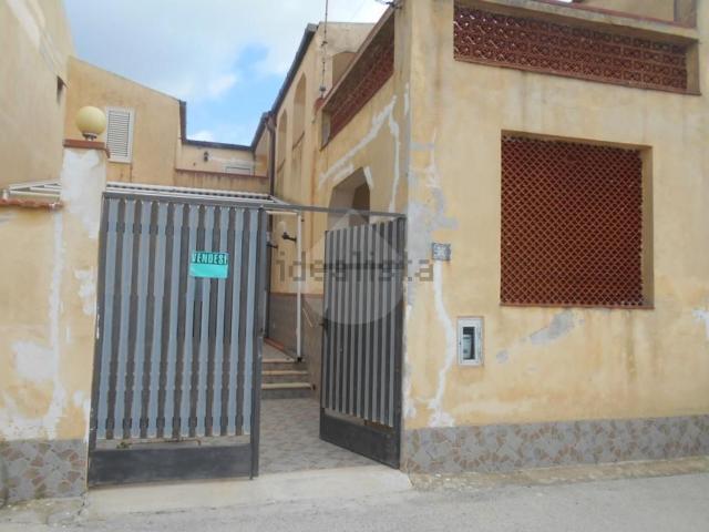 Villa in vendita di 140 m² in Via 120, 25