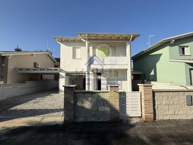 Villa in vendita di 180 m² in Via Alessandro Manzoni