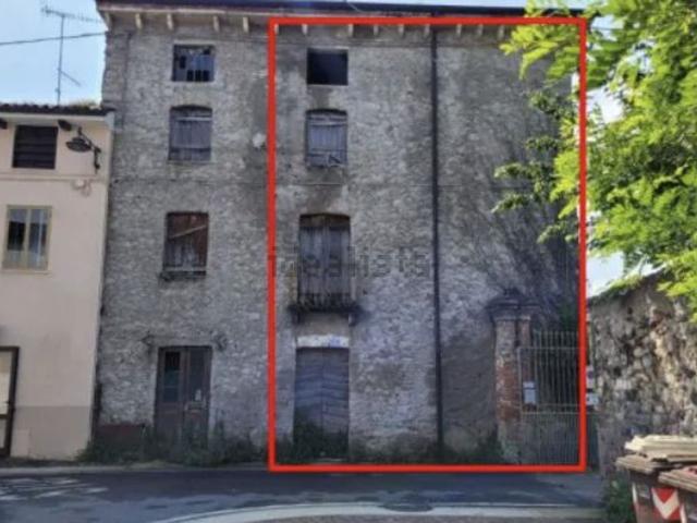 Villa in vendita di 108 m² in Via C. Battisti, 2