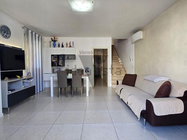 Villa in vendita di 135 m² in Via Napoli, 17