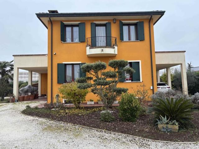 Villa in vendita di 240 m²