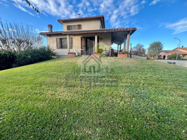 Villa in vendita di 262 m² in Via Alcide De Gasperi