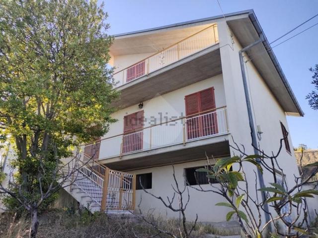 Villa in vendita di 280 m² in Contrada Monticelli