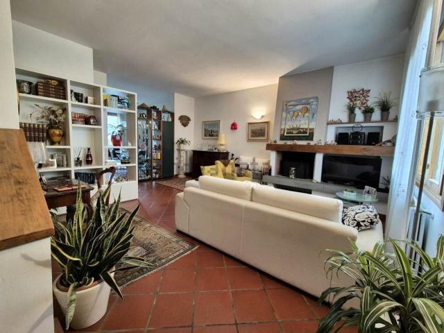 Villa in vendita di 287 m² in Via delle Rose, 8