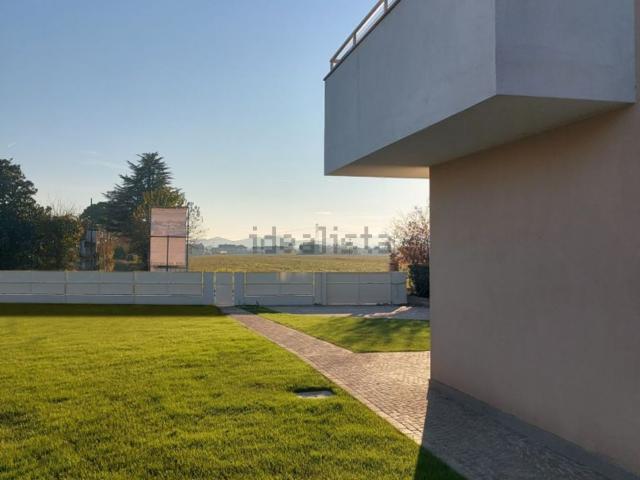Villa in vendita di 212 m² in Via Carnia