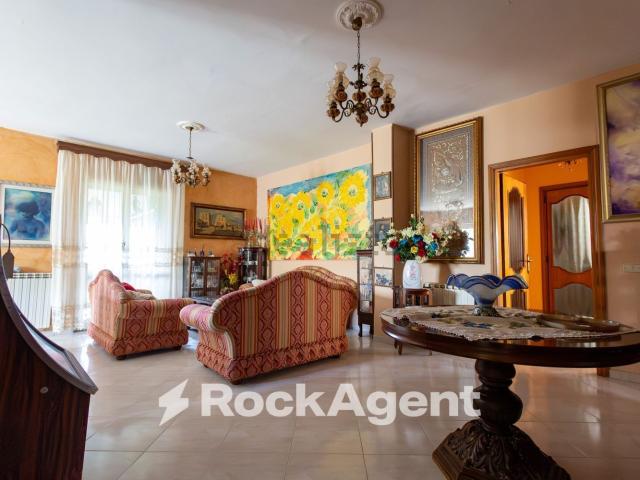 Villa in vendita di 223 m² in Via per Gimigliano, 251