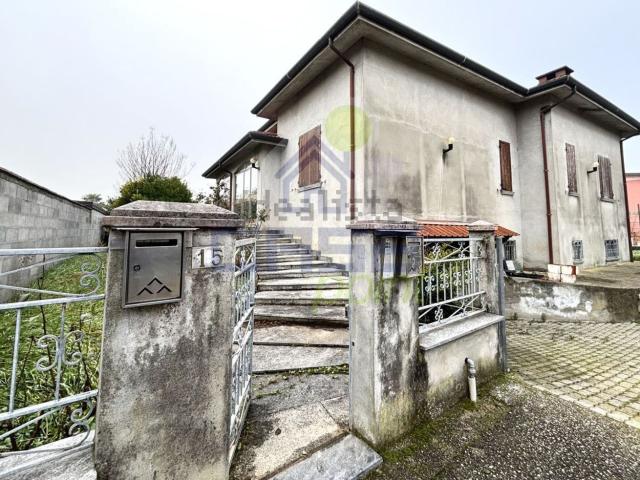 Villa in vendita di 225 m² in Via A.Gramsci