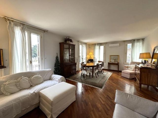 Villa in vendita di 226 m² in Via Volturno, 44