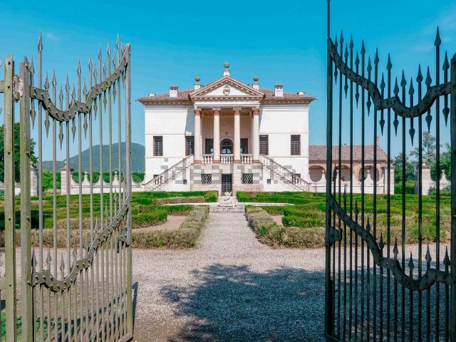 Villa in vendita di 2350 m² in Via G. Garibaldi