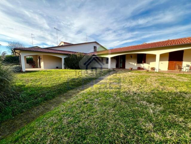 Villa in vendita di 340 m² in Via Bergamonti Giacomo