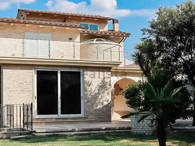 Villa in vendita di 350 m² in Via Sotto la Torre