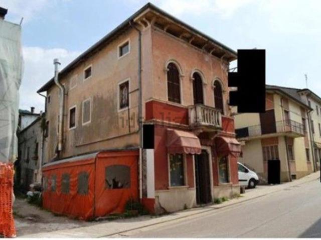 Villa in vendita di 361 m² in Via Roma, 77