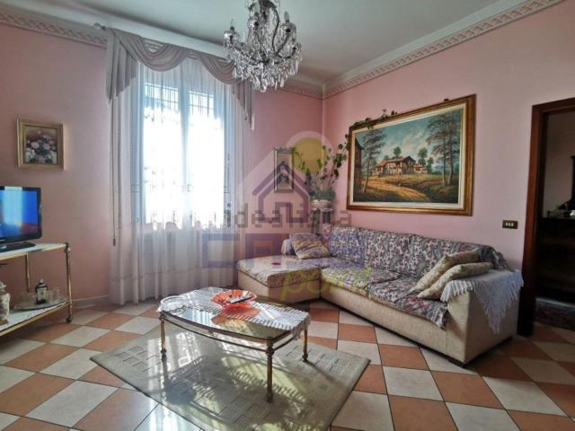 Villa in vendita di 389 m² in Via Azzo Porzio