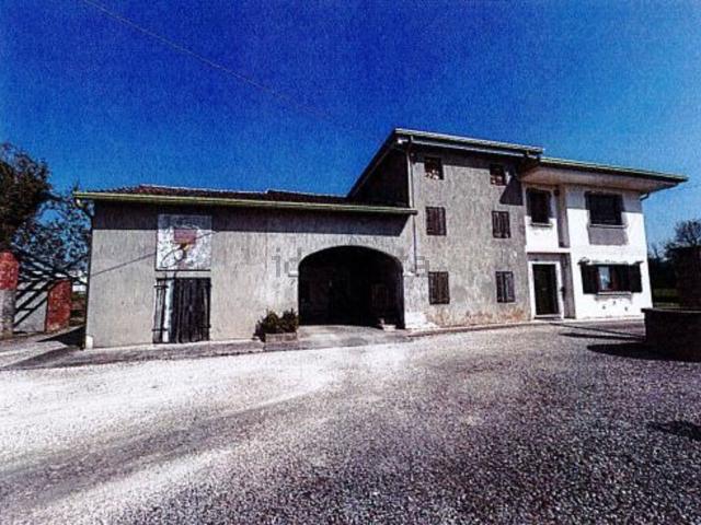 Villa in vendita di 396 m² in Via Ortigara, 2