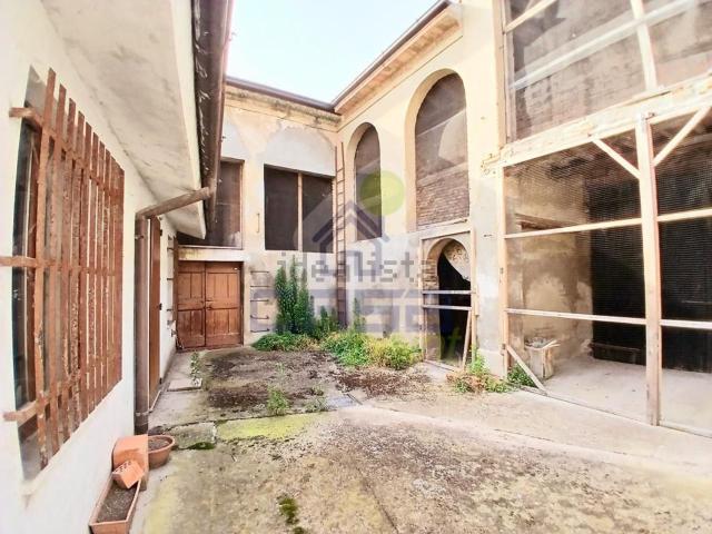Villa in vendita di 300 m² in Via G. Garibaldi
