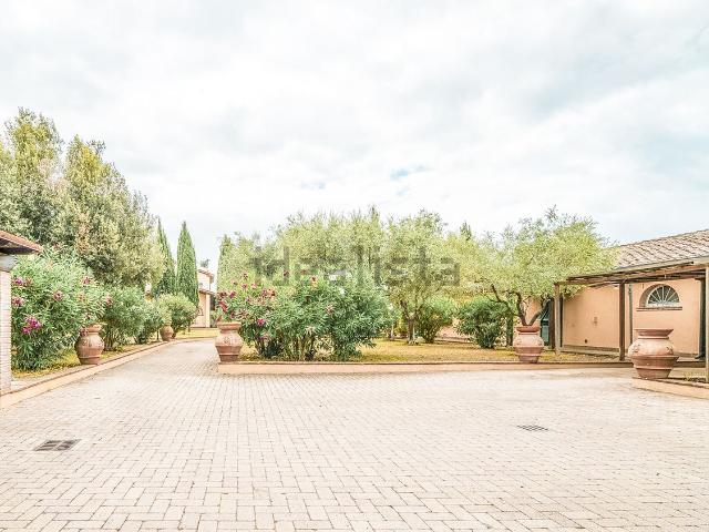 Villa in vendita di 305 m² in Via Montanara
