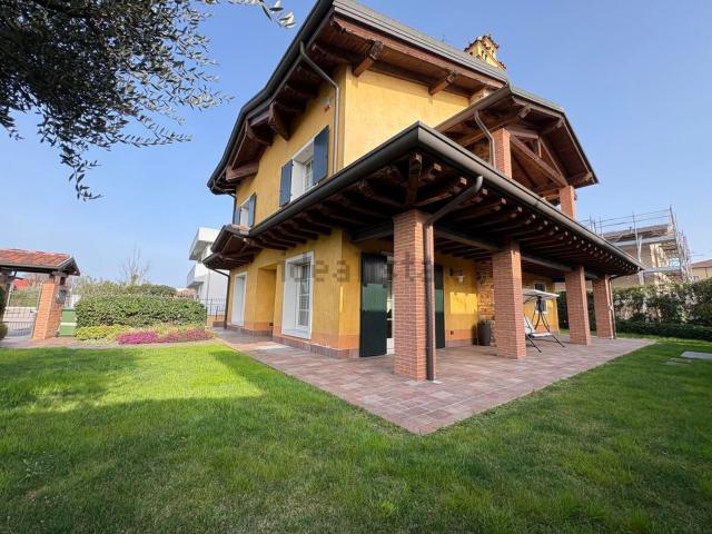 Villa in vendita di 527 m² in Via Pasini
