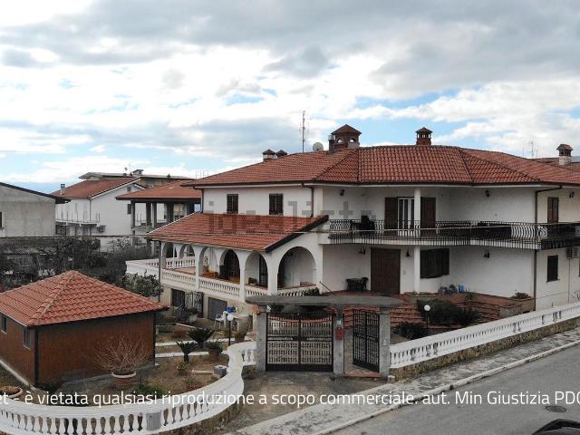 Villa in vendita di 600 m² in Via Capolanza