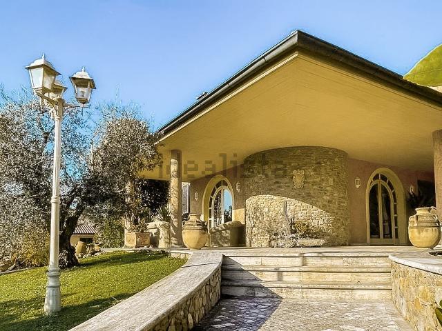 Villa in vendita di 635 m² in Via I Maggio