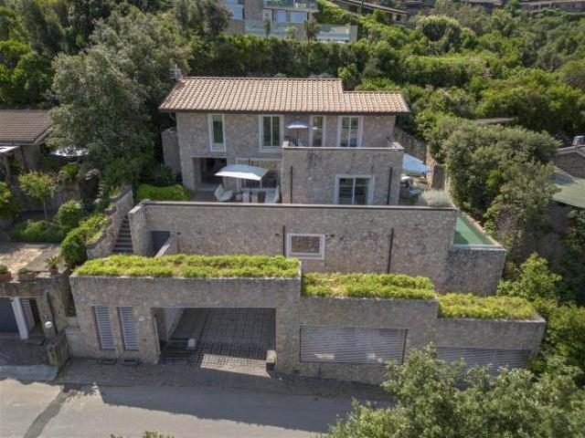 Villa in Vendita in zona PUNTA ALA con giardino