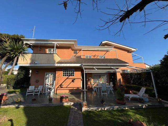Villa in Viale Grazia Fiorita