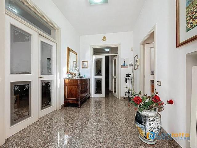 Villa in Viale John Fitzgerald Kennedy