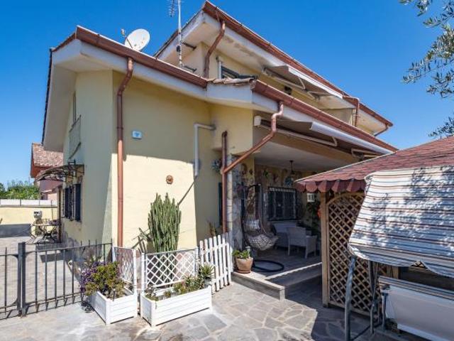 Villa in Viale Nuova Florida