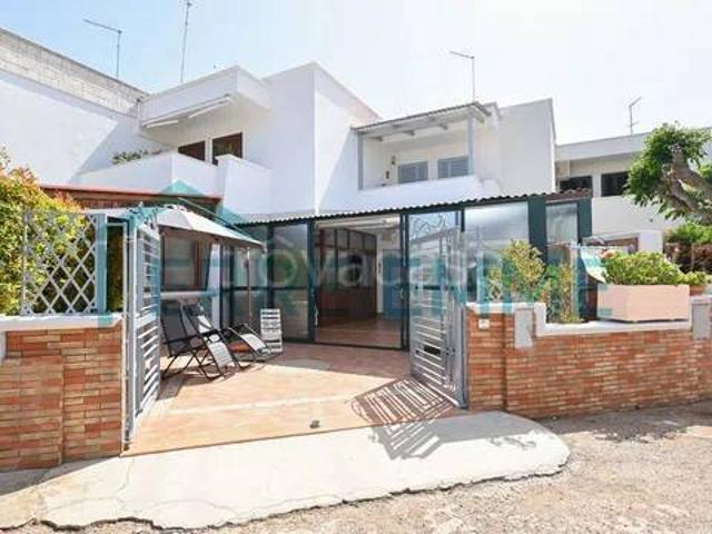 Villa in affitto a Carovigno villaggio Riva Marina 1 No Number, piscina, veranda, balcone TrovaCasa