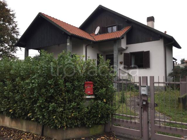 Villa in affitto a Carnago via Giacomo Matteotti, giardino privato, parzialmente arredato, box doppio TrovaCasa