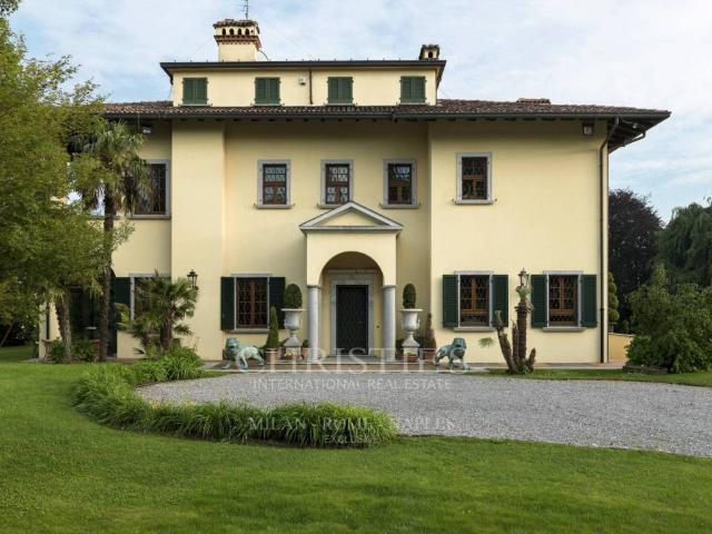 Villa in affitto a Carugo CO