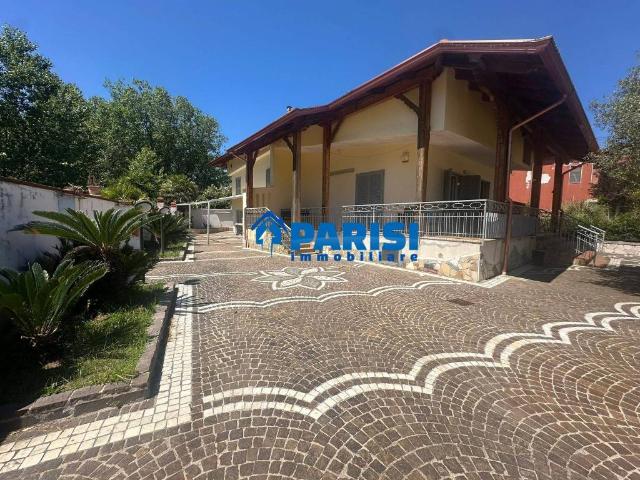 Villa in affitto a Castel Volturno viale Giorgio Vasari, giardino privato, parzialmente arredato, caminetto TrovaCasa