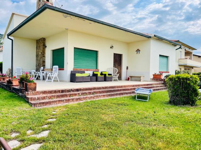 VILLA in AFFITTO a CASTIGLIONE DELLA PESCAIA di 5 vani