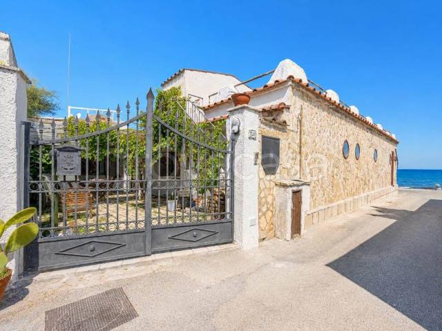 Villa in affitto a Bari via Giovine, 78/a, terrazzo, vista mare, caminetto TrovaCasa