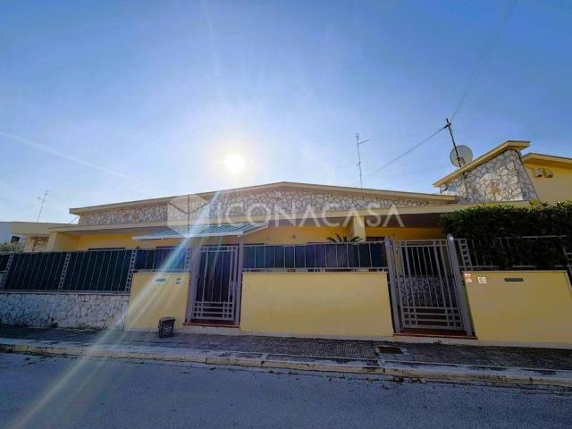 Villa in affitto a Bari viale del Tamerice, 13, arredato, giardino privato, posto auto TrovaCasa