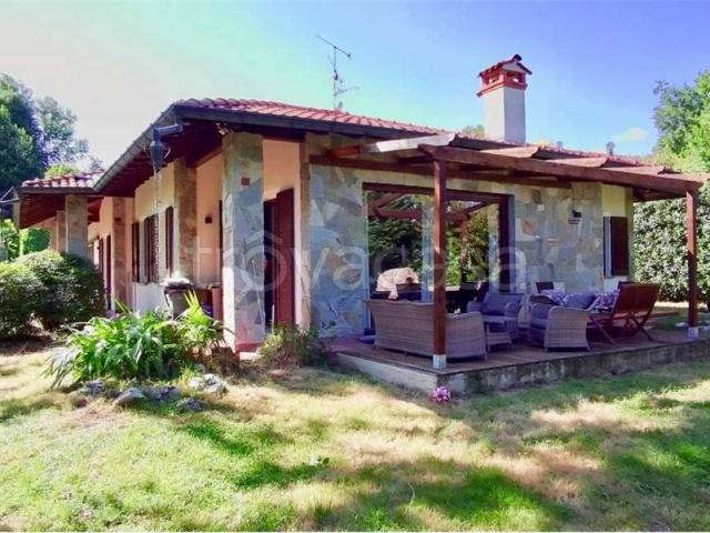 Villa in affitto a Brebbia via vignetta, 8, arredato, giardino privato, box TrovaCasa