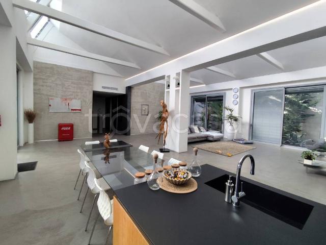Villa in affitto a Gallarate via Benvenuto Cellini, 6, arredato, giardino privato, box quadruplo TrovaCasa