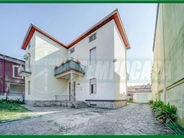 Villa in affitto a Gallarate via Giovanni Jacopo Rossi, non arredato/vuoto, giardino privato, riscaldamento autonomo TrovaCasa