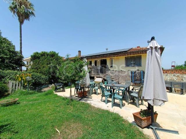 Villa in affitto a Giugliano in Campania via Madonna del Pantano, 57, non arredato/vuoto, giardino privato, box TrovaCasa