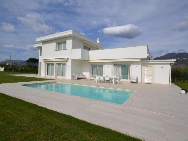 VILLA in AFFITTO a FORTE DEI MARMI di 11 vani