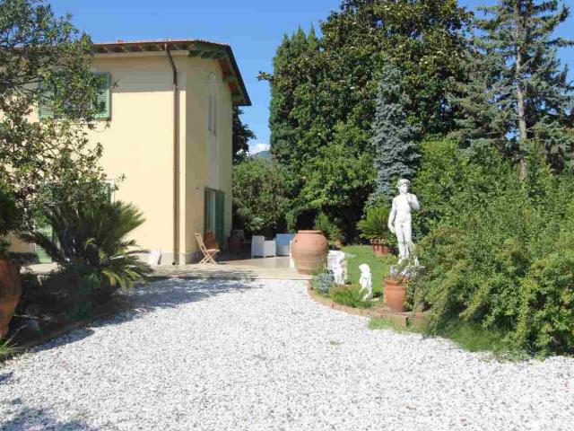 VILLA in AFFITTO a FORTE DEI MARMI di 5 vani