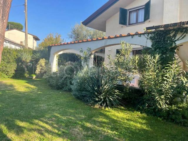 Villa in affitto a Forte dei Marmi, giardino, posto auto, terrazzo TrovaCasa