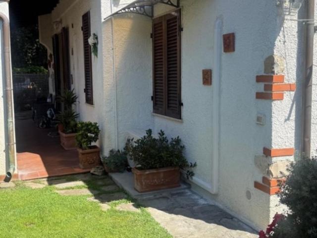 Villa in affitto a Forte dei Marmi, giardino, posto auto, veranda TrovaCasa