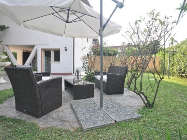 Villa in affitto a Forte dei Marmi, giardino privato, posto auto, terrazzo TrovaCasa