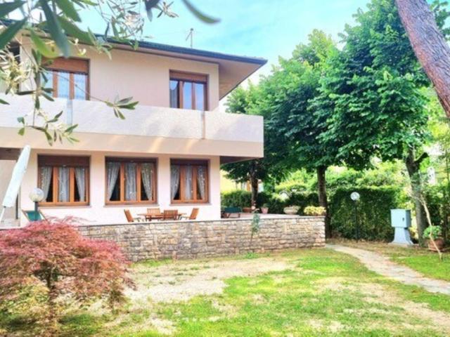 Villa in affitto a Forte dei Marmi, giardino privato, posto auto, centrale TrovaCasa