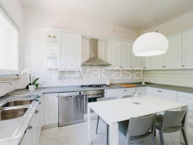 Villa in affitto a Forte dei Marmi via 20 Settembre, arredato, giardino privato, terrazzo TrovaCasa