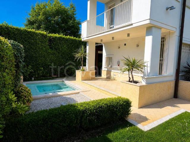Villa in affitto a Forte dei Marmi via Vanzetti, 37, arredato, giardino privato, posto auto TrovaCasa