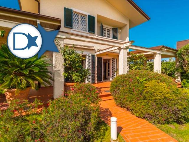 Villa in affitto a Forte dei Marmi via Versilia, 189, arredato, giardino privato, posto auto TrovaCasa