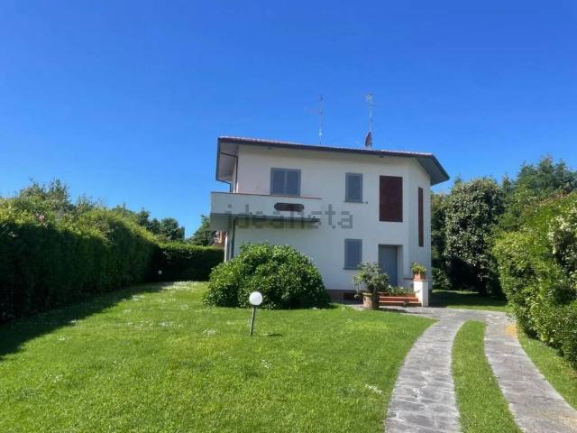 Villa in affitto a Forte dei Marmi via a. Ponchielli No Number, giardino, posto auto, ristrutturato TrovaCasa