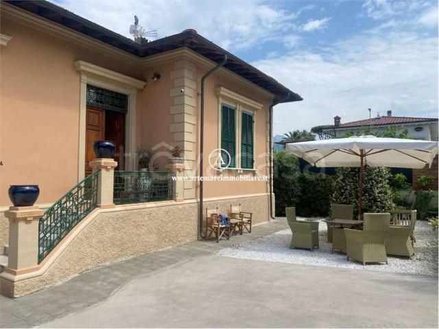 Villa in affitto a Forte dei Marmi via Agnelli, arredato, giardino privato, posto auto TrovaCasa